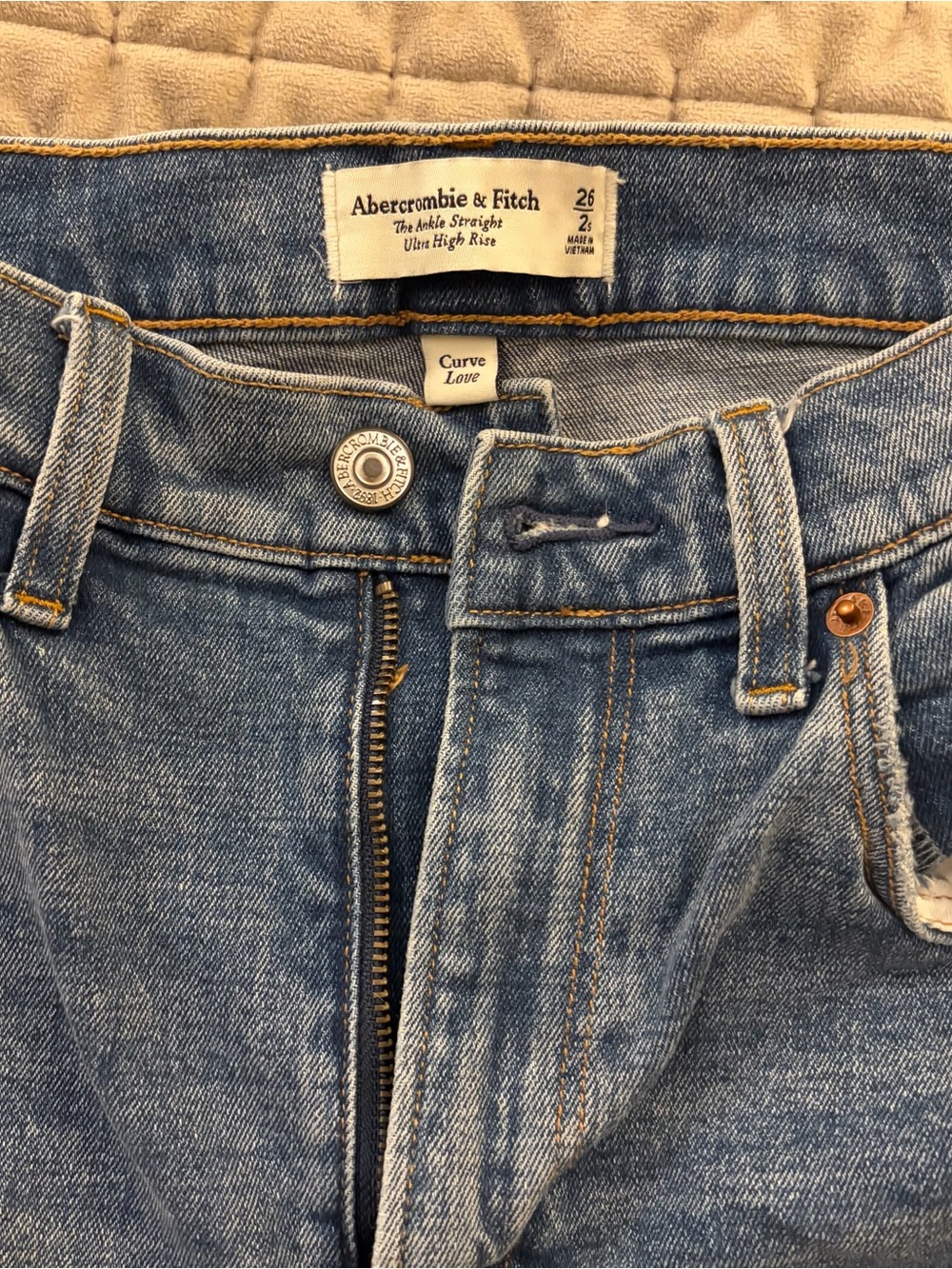 Abercrombie & Fitch women’s Light Blue Denim Slim Straight Jeans
